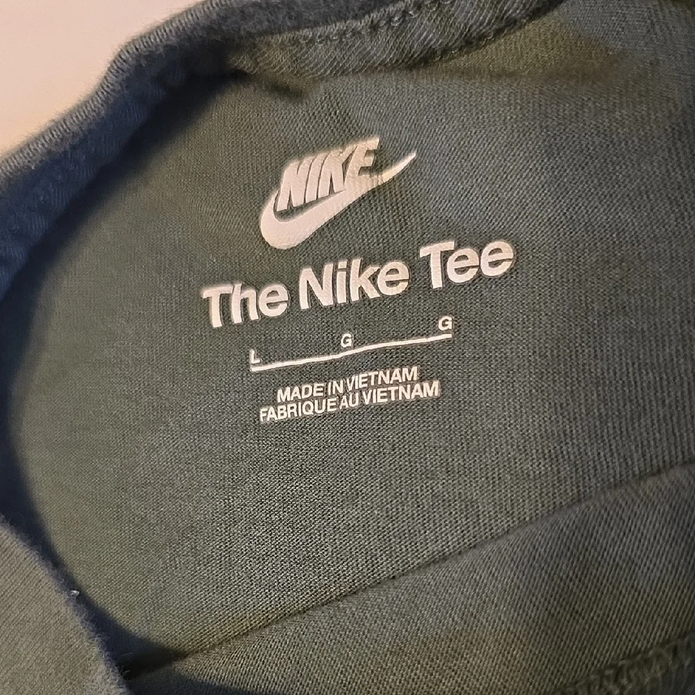 Nike Kids Graphic T-Shirt Forest Green Yellow Green Gradient Logo‎ Size Large L
